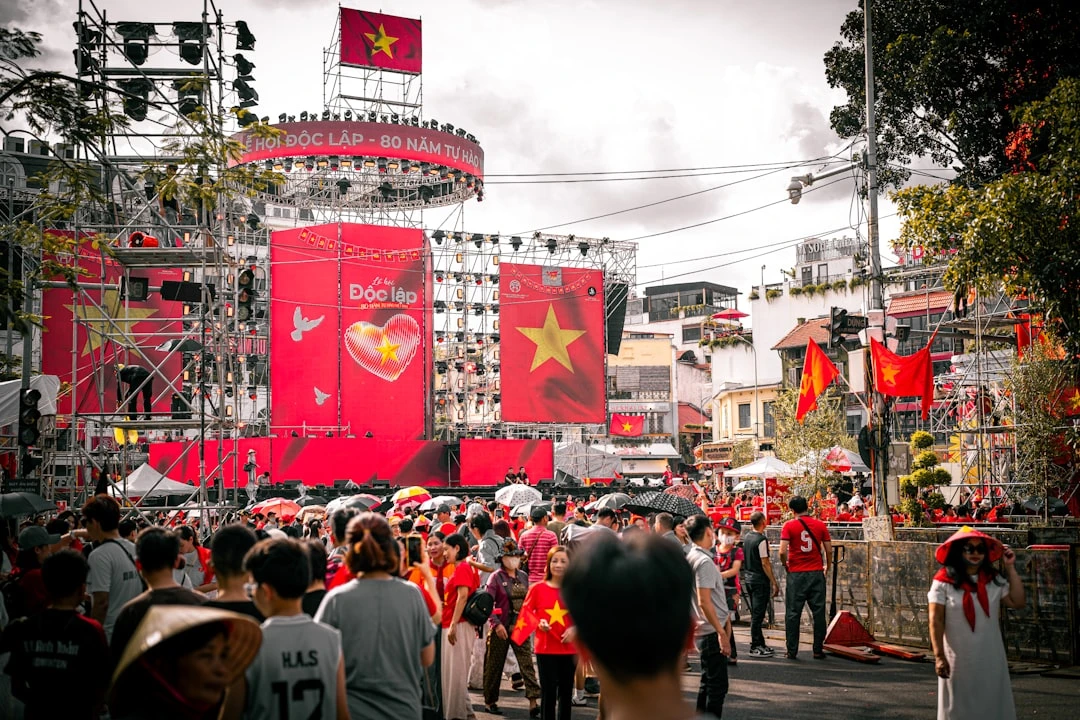 Ảnh so sánh Champions League và Premier League ở Việt Nam.